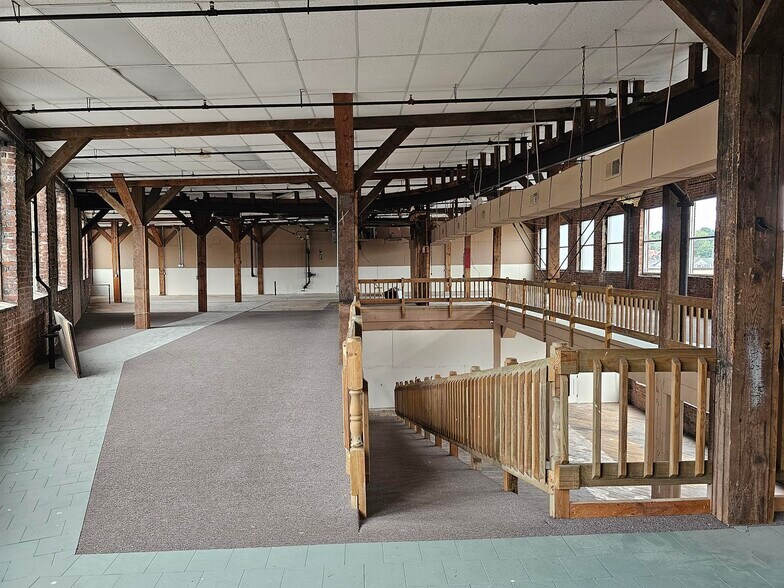 More Photos Of 1087 Sycamore St, Bristol Office For Sale