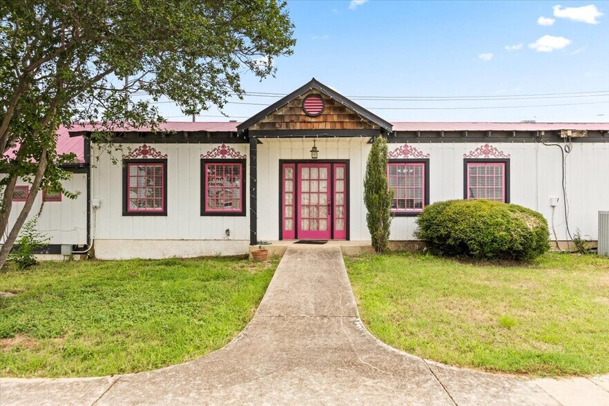 More Photos Of 918 10th St, Floresville Land For Lease
