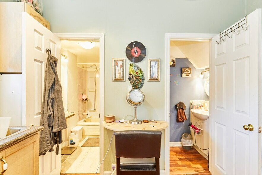 More Photos Of 562 Simcoe St S, Oshawa Storefront For Sale