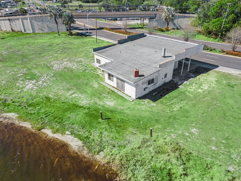 More Photos Of 1300 S Lake Shore Way, Lake Alfred Freestanding For Sale