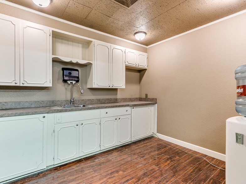 More Photos Of 6310 E 13th St, Tulsa Manufacturing For Sale