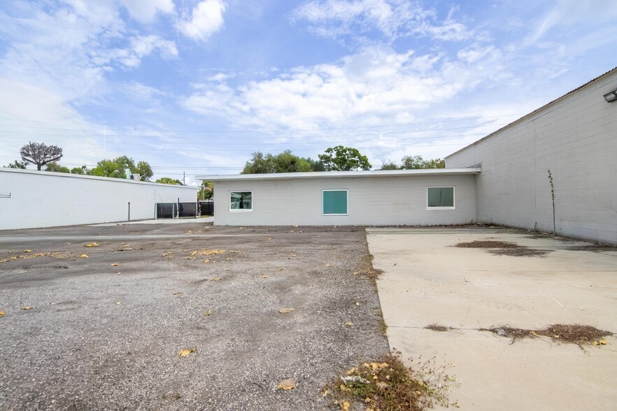 More Photos Of 3284 Morris St, Saint Petersburg Warehouse For Lease