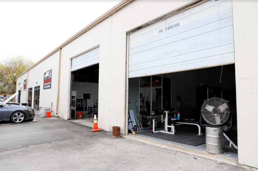 More Photos Of 7126 Eckhert Rd, San Antonio Light Manufacturing For Lease