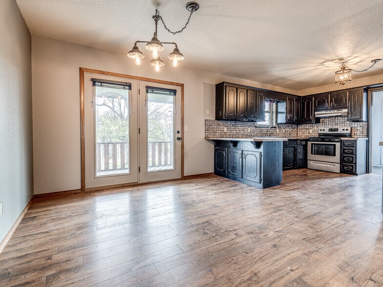 More Photos Of 980916 S Highway 18, Chandler Industrial For Sale