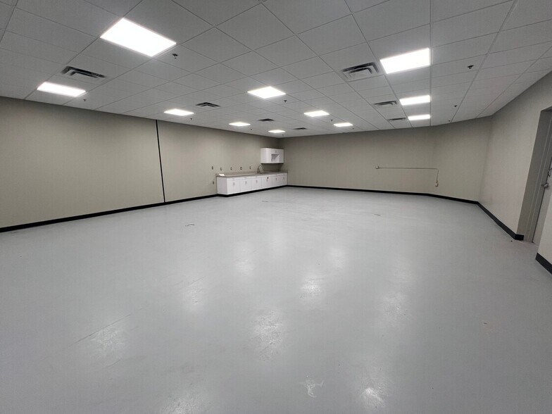 More Photos Of 615 S Monroe Ave, Mason City Warehouse For Lease