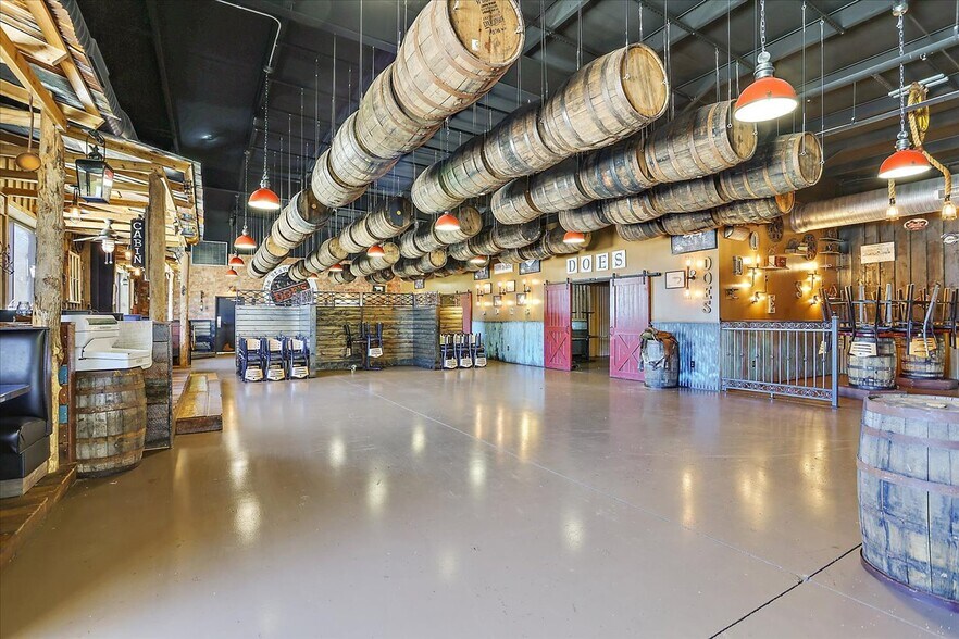 More Photos Of 15 Jackson Cir, Florence Restaurant For Sale