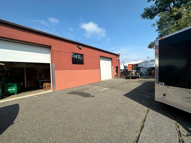 More Photos Of 95 Toledo St, Farmingdale Flex For Lease