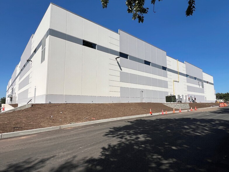 More Photos Of 30 Cross St, Ridgefield Park Distribution For Lease