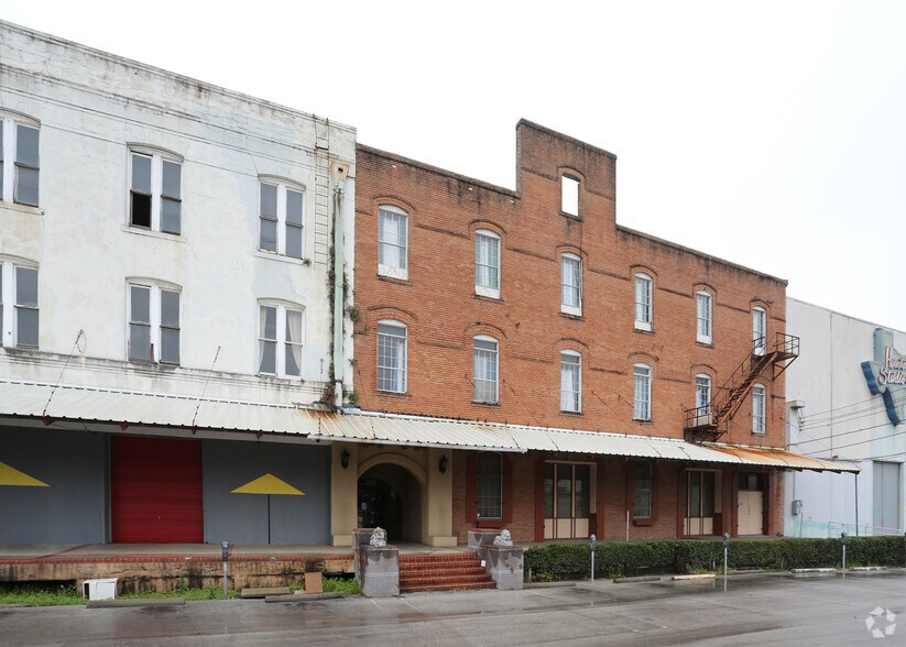 More Photos Of 707-717 Walnut St, Houston Warehouse For Sale