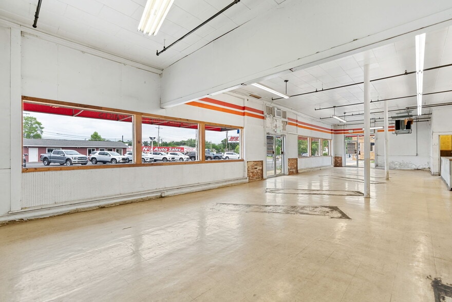 More Photos Of 314 E Market St, Warsaw Showroom For Sale