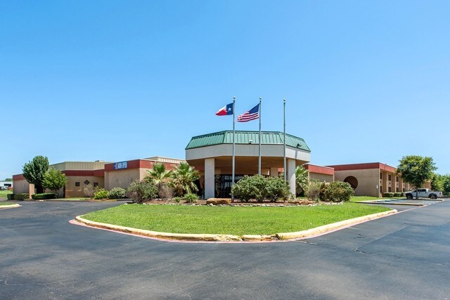More Photos Of 3605 S US Highway 75, Sherman Hotel For Lease