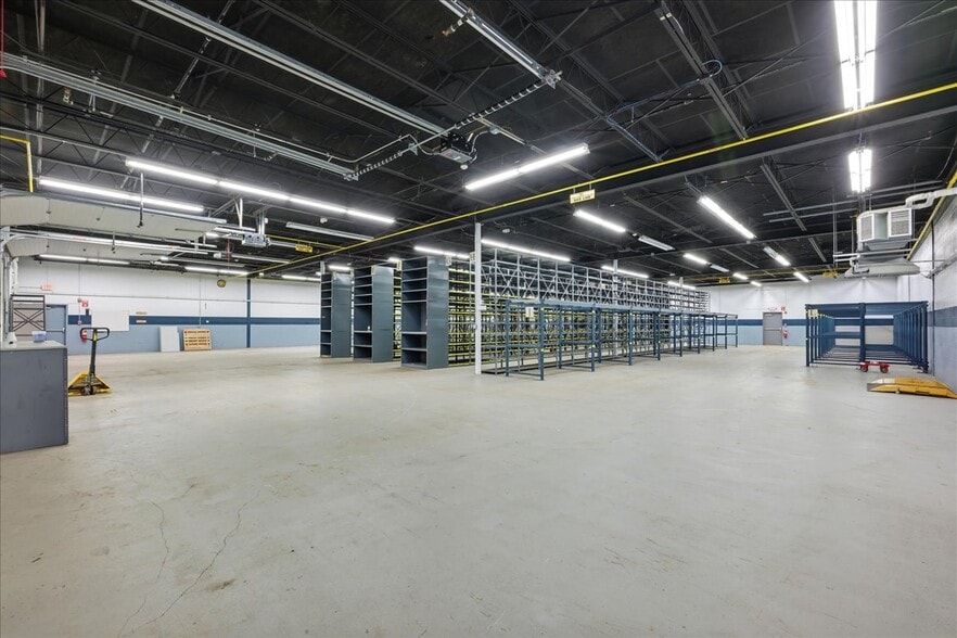 More Photos Of 173 Cross Rd, Waterford Auto Repair For Lease