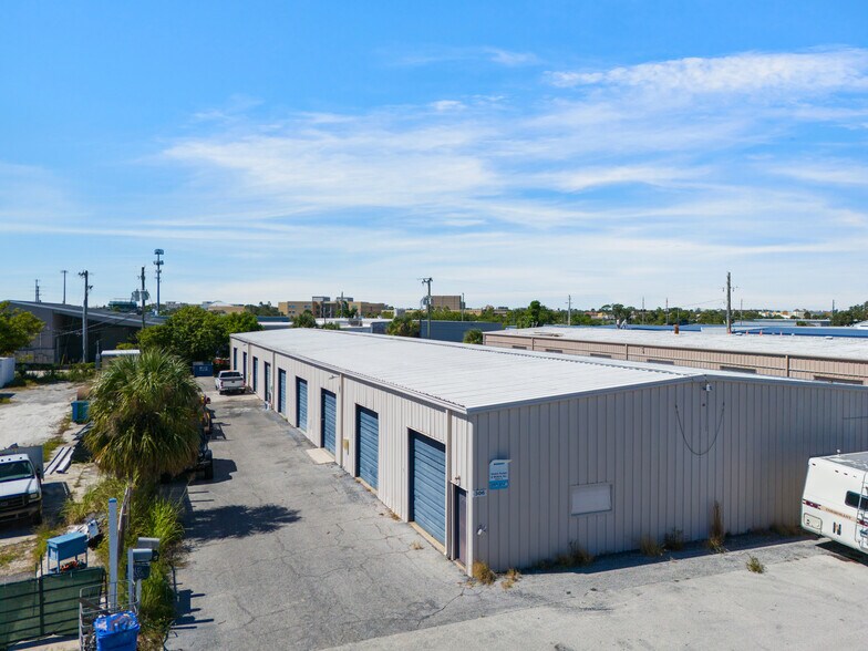 More Photos Of 306 Warfield Ave, Venice Warehouse For Lease