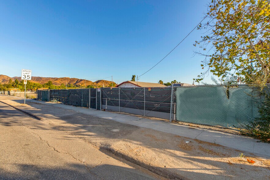 More Photos Of 9052-9058 Sunland Blvd, Sun Valley Office For Sale