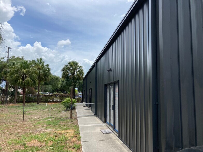 More Photos Of 3963 Exchange Ave, Naples Warehouse For Lease