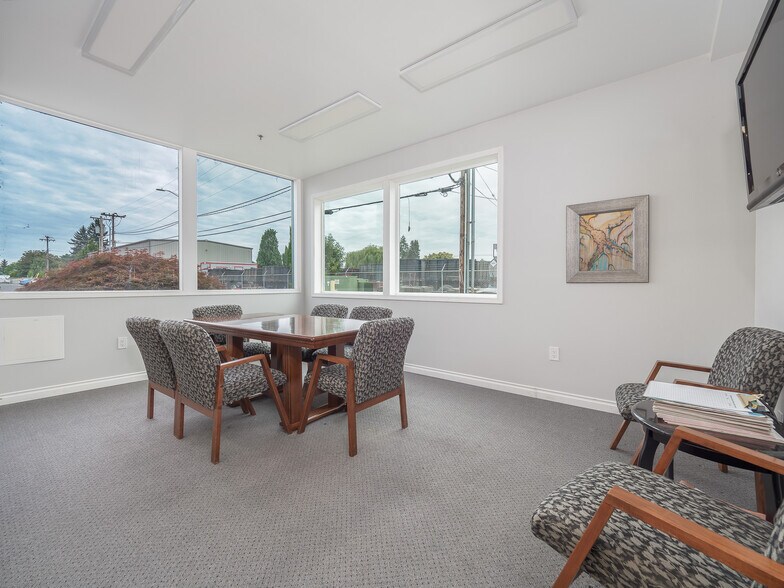 More Photos Of 630 SW Walnut St, Hillsboro Warehouse For Sale