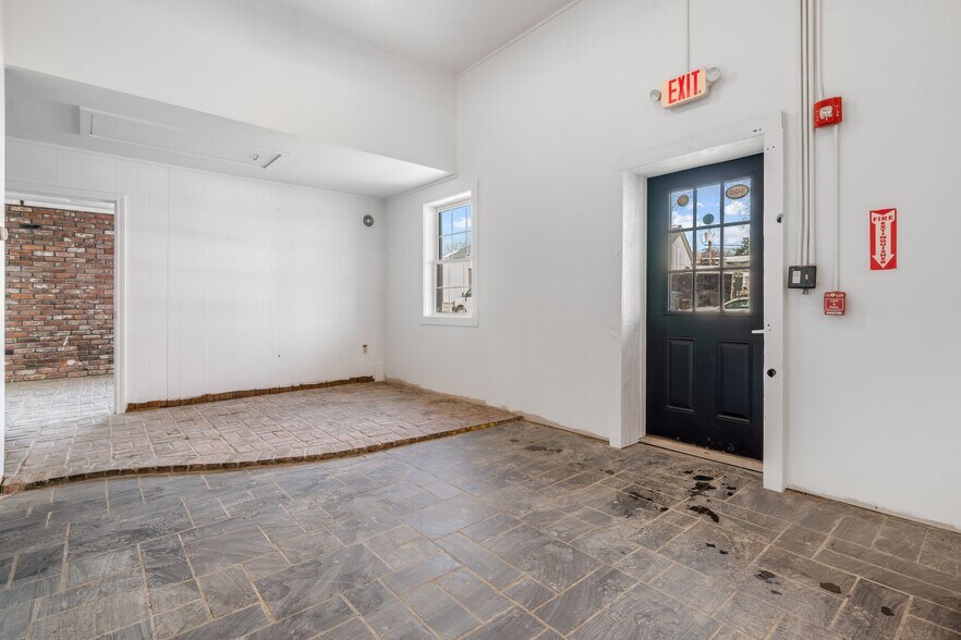 More Photos Of 894 Lafayette Rd, Seabrook Warehouse For Lease