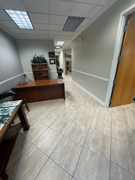 More Photos Of 2770 Horseshoe Dr S, Naples Office For Lease
