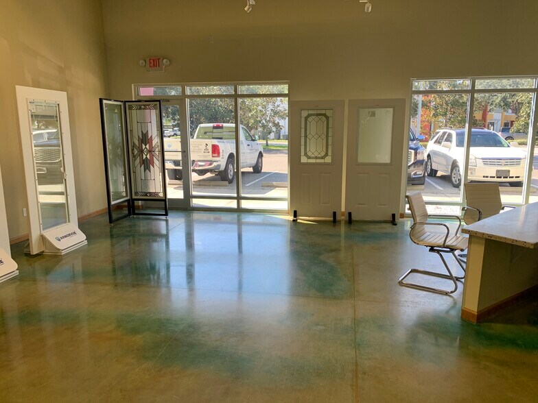 More Photos Of 7509 Pennsylvania Ave, Sarasota Showroom For Lease