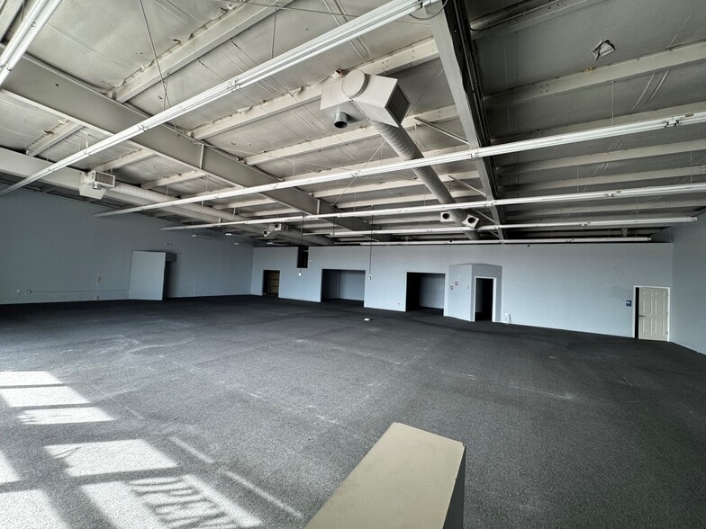 More Photos Of 12104 Blue Ridge Blvd, Grandview Freestanding For Lease