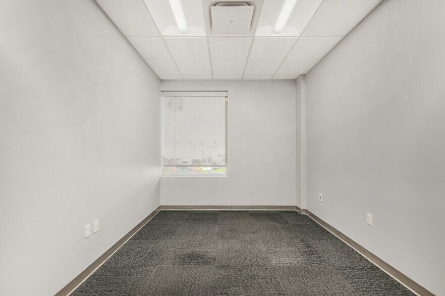 More Photos Of 450 N 54th St, Chandler Distribution For Lease