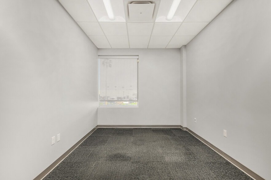 More Photos Of 450 N 54th St, Chandler Distribution For Lease