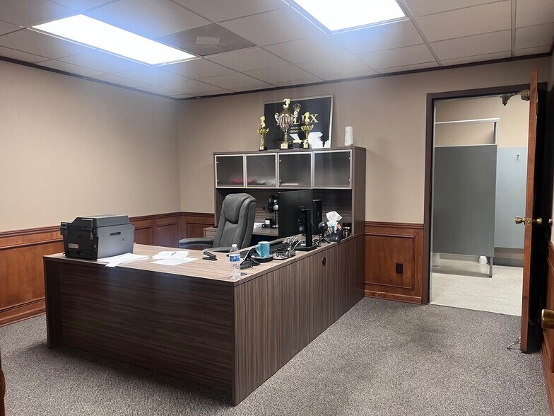 More Photos Of 7410 Sni-A-Bar Rd, Kansas City Manufacturing For Lease