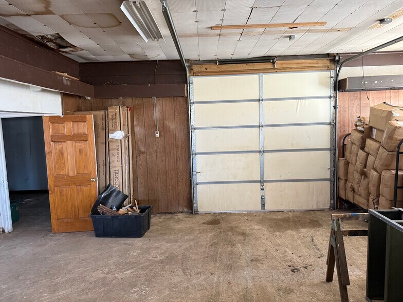 More Photos Of 4640 Dupont Pky, Townsend Freestanding For Sale