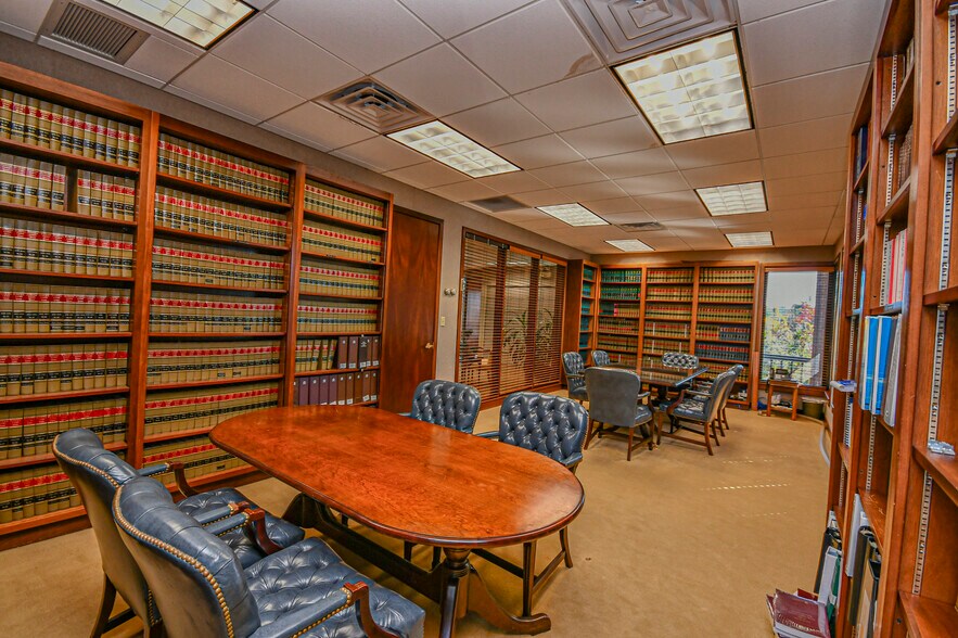 More Photos Of 220 Mckenzie Ave, Panama City Office For Sale