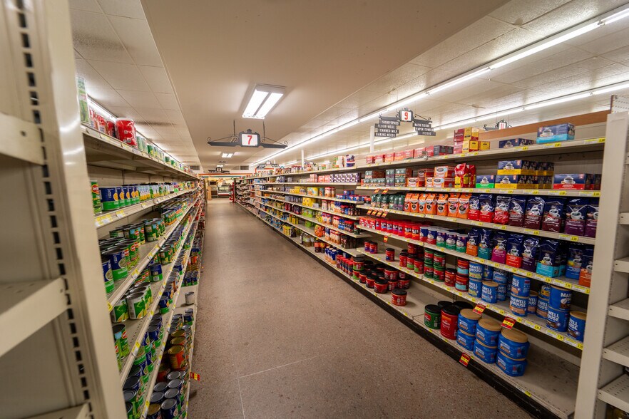 More Photos Of 1302 E Crestwood Dr, Victoria Storefront For Sale