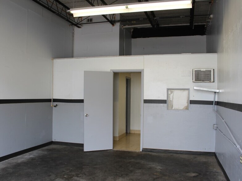 More Photos Of 104 W Seneca Ave, Tampa Flex For Lease