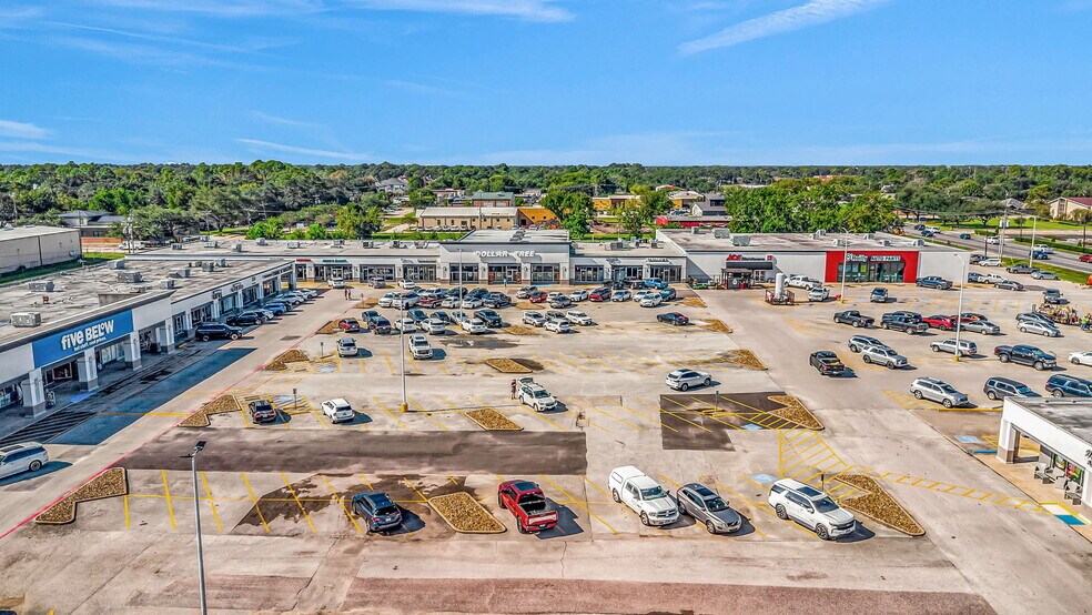 More Photos Of 104 S Friendswood Dr, Friendswood Unknown For Lease