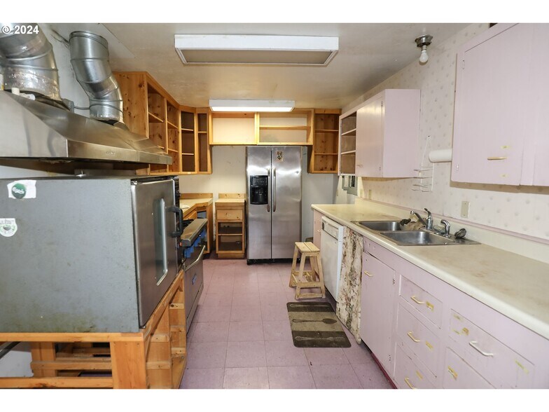 More Photos Of 501 NW Douglas Blvd, Winston General Retail For Sale