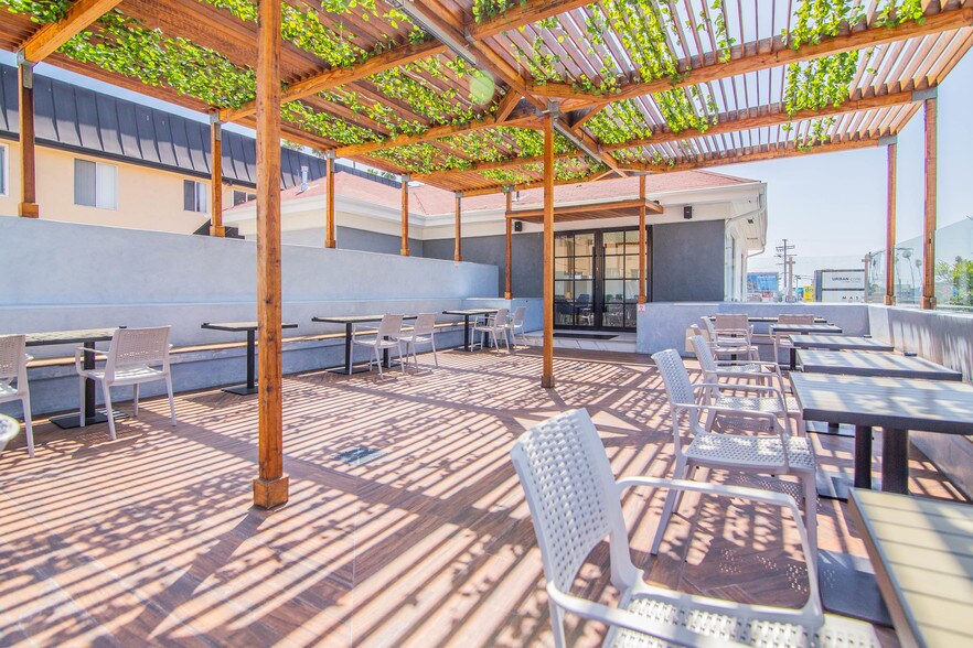 More Photos Of 300-302 S Mariposa Ave, Los Angeles Storefront Retail Office For Lease