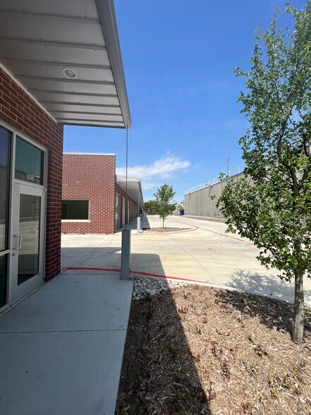 More Photos Of 4480 Alpha Rd, Dallas Flex For Lease