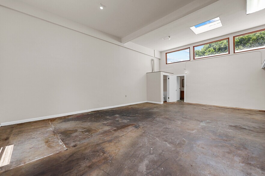 More Photos Of 5812 Venice Blvd, Los Angeles Showroom For Sale