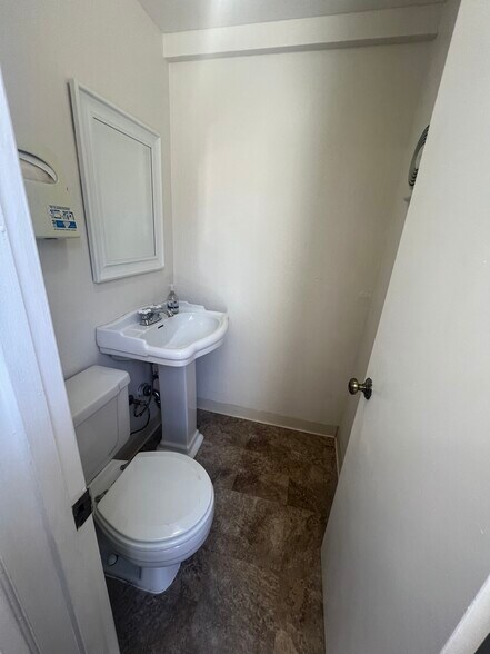 More Photos Of 3840 Bayshore Blvd, Brisbane Service For Lease