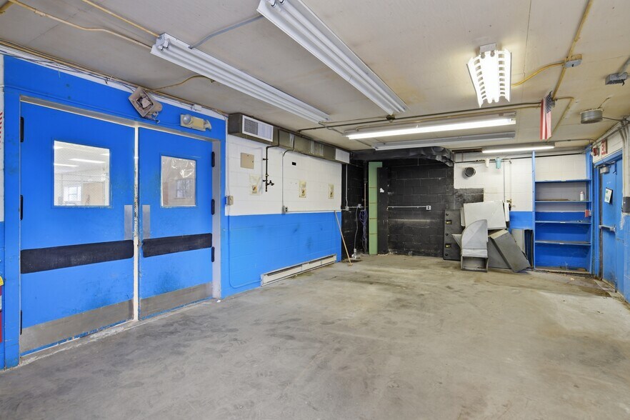 More Photos Of 109 Apremont Way, Westfield Manufacturing For Lease