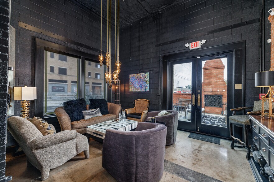 More Photos Of 38 N Chadbourne St, San Angelo Bar For Sale