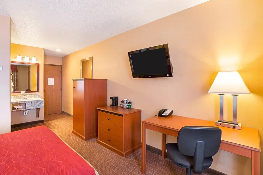 More Photos Of 3815 S Lincoln Ave, York Hotel For Sale