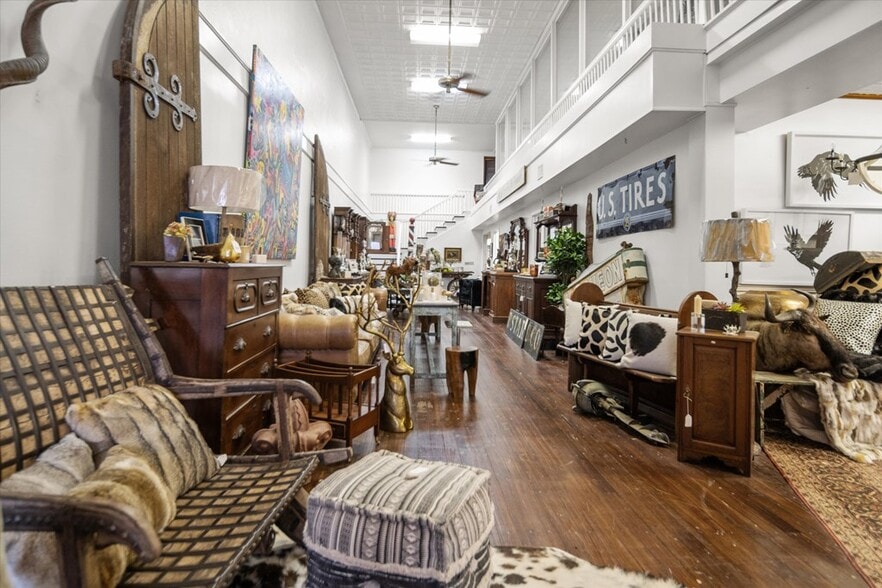 More Photos Of 117 E Lufkin Ave, Lufkin General Retail For Sale