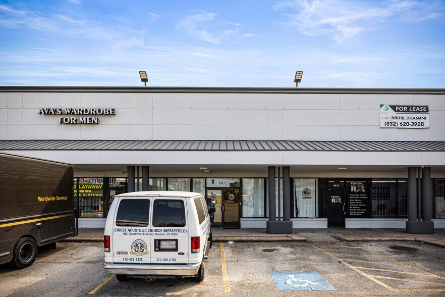 More Photos Of 9615-9695 Southwest Fwy, Houston Storefront For Lease