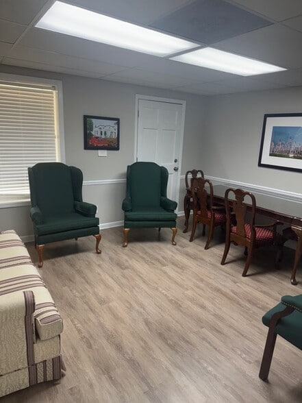 More Photos Of 115 W Court House Sq, Cumming Medical For Lease