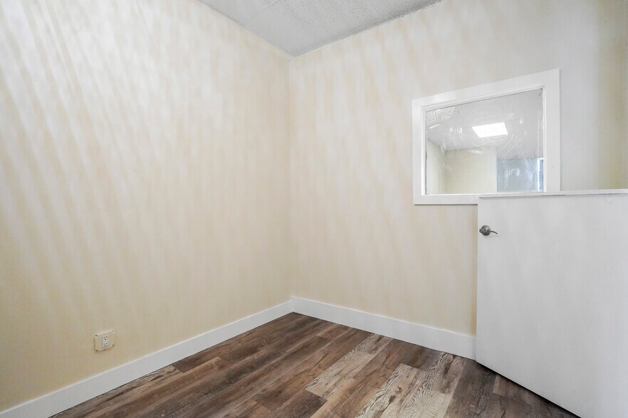 More Photos Of 14406-14410 Ventura Blvd, Sherman Oaks Storefront Retail Office For Lease