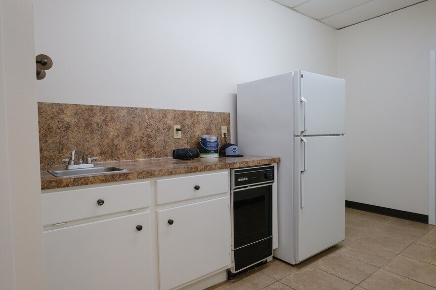 More Photos Of 110 Lincoln Ave, College Station Office For Sale