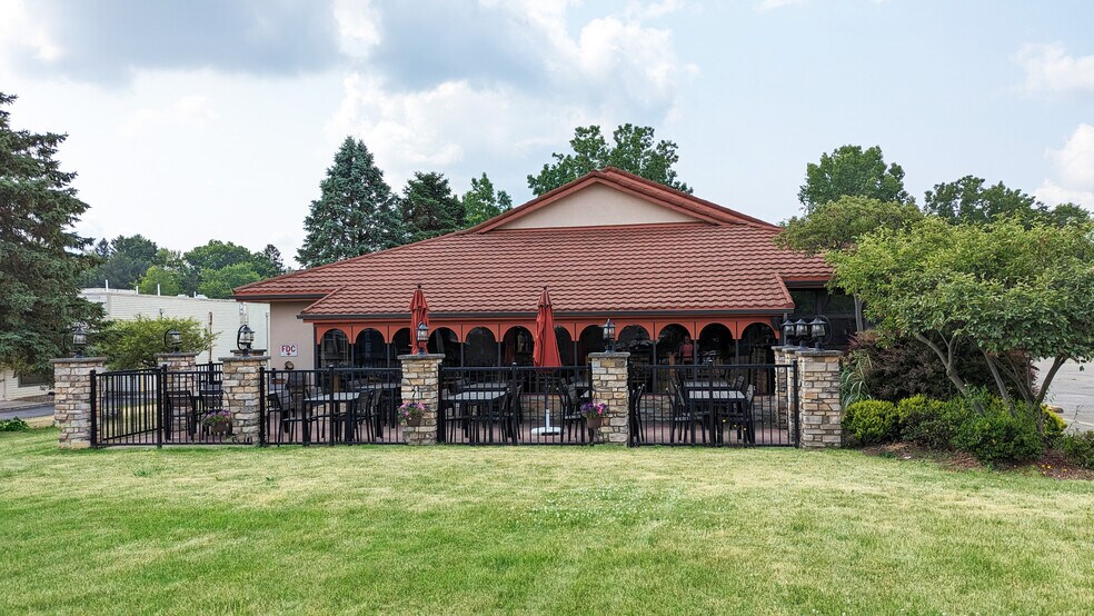 More Photos Of 4360 Kent Rd, Stow Restaurant For Lease