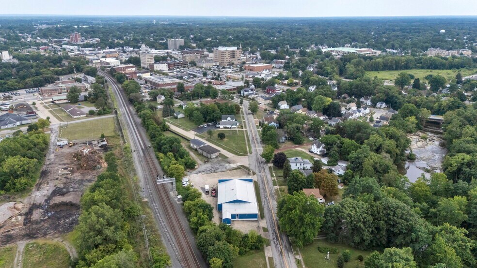 More Photos Of 215 W Bridge St, Elyria General Retail For Sale