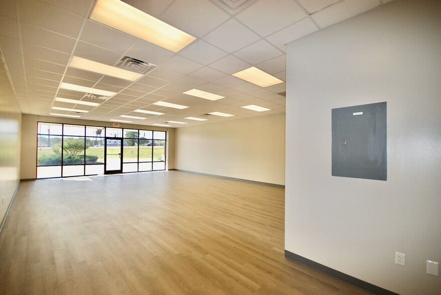 More Photos Of 1932 Highway 45 Byp, Jackson Storefront For Lease