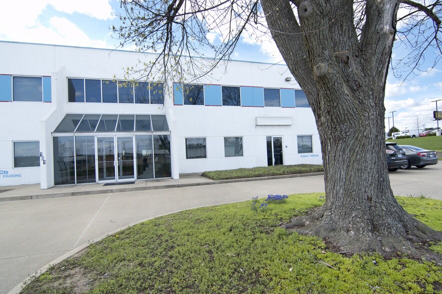 More Photos Of 95-101 Arco Dr, Saint Charles Warehouse For Sale