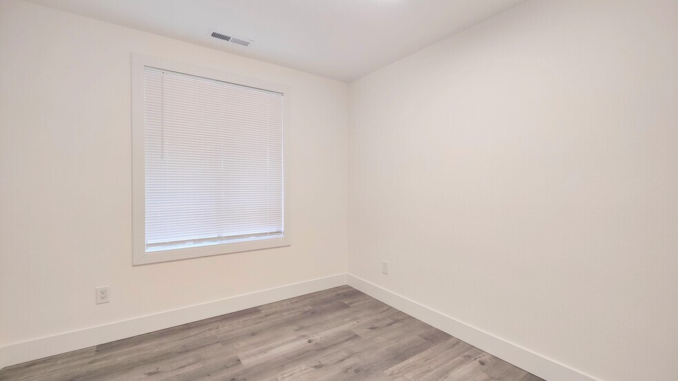 More Photos Of 12208-12222 SE Market St, Portland Office For Lease